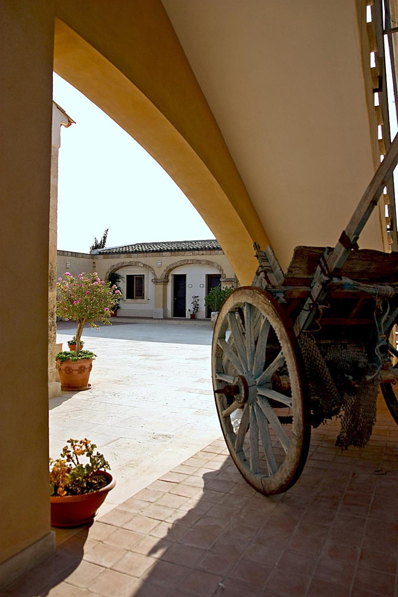 Hotel La Corte Del Sole Lido di Noto Exteriör bild